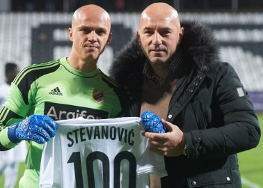 Nemanja Stevanović za jubilej dobio na poklon dres sa brojem 100-NemanjaStevanović-