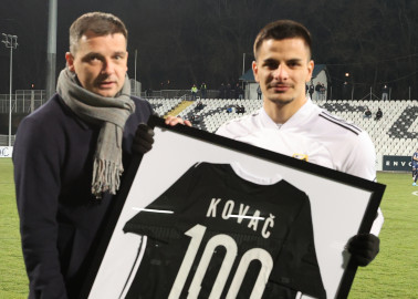 Stefan Kovač u “klubu 100”, Grkinić uručio poklon vezisti belo-crnih-StefanKovač-